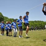 連続で一番多く飛べたチームの勝ちです