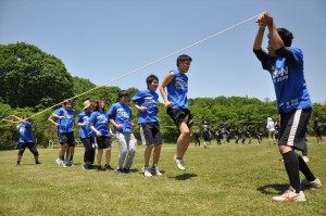 連続で一番多く飛べたチームの勝ちです